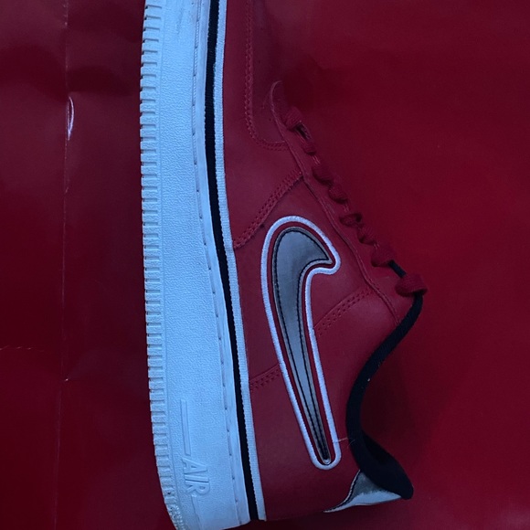 Red 2018
Air Force 1 '07 LV8 Sport 'Bulls size 8.5 - Picture 5 of 6